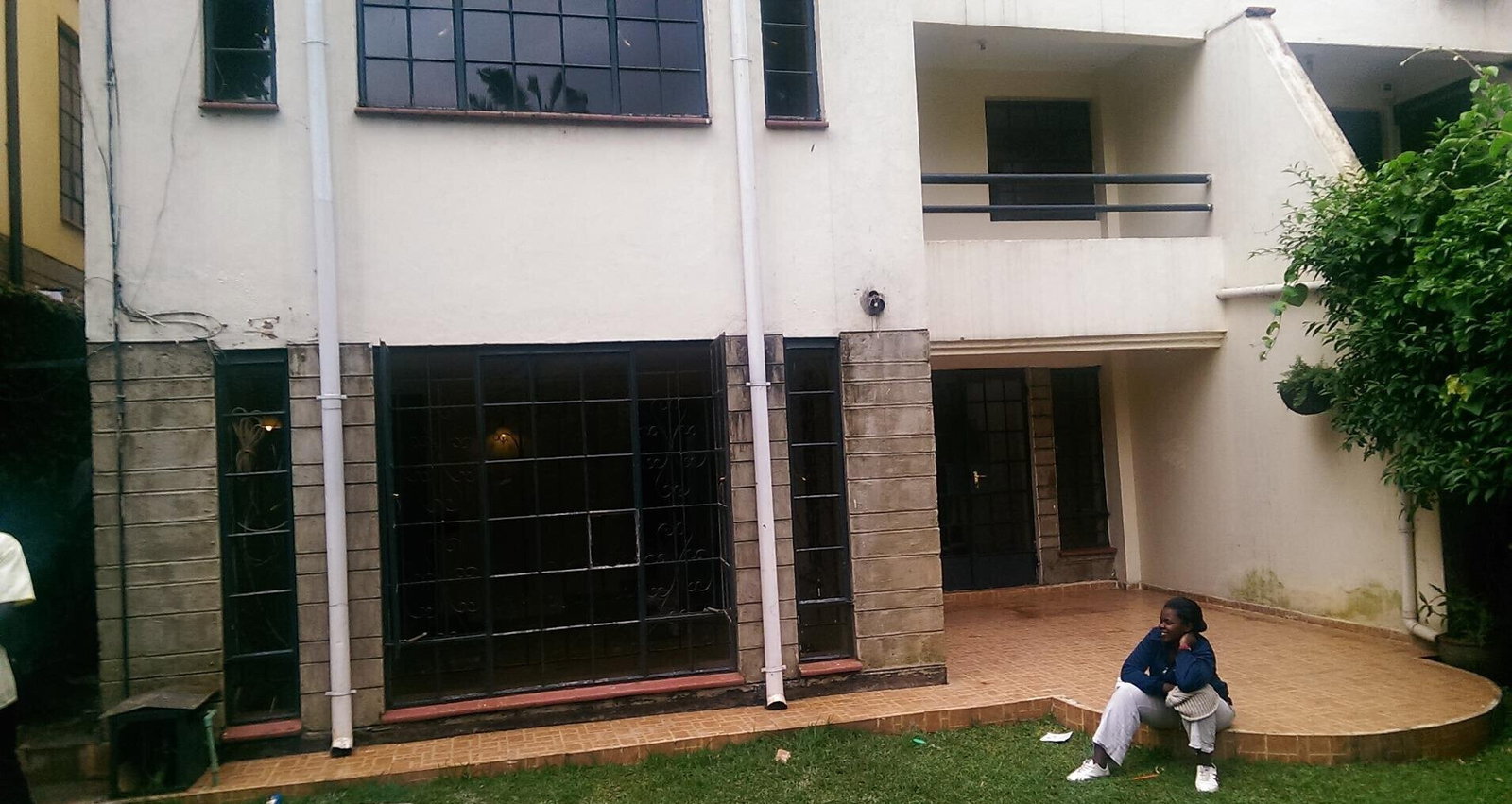 5BR Townhouse with Study & Jacuzzi on Quiet Lavington Lane