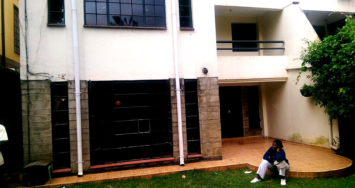 5BR Townhouse with Study & Jacuzzi on Quiet Lavington Lane
