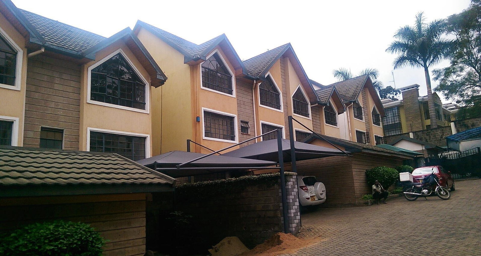 5BR Townhouse with Study & Jacuzzi on Quiet Lavington Lane
