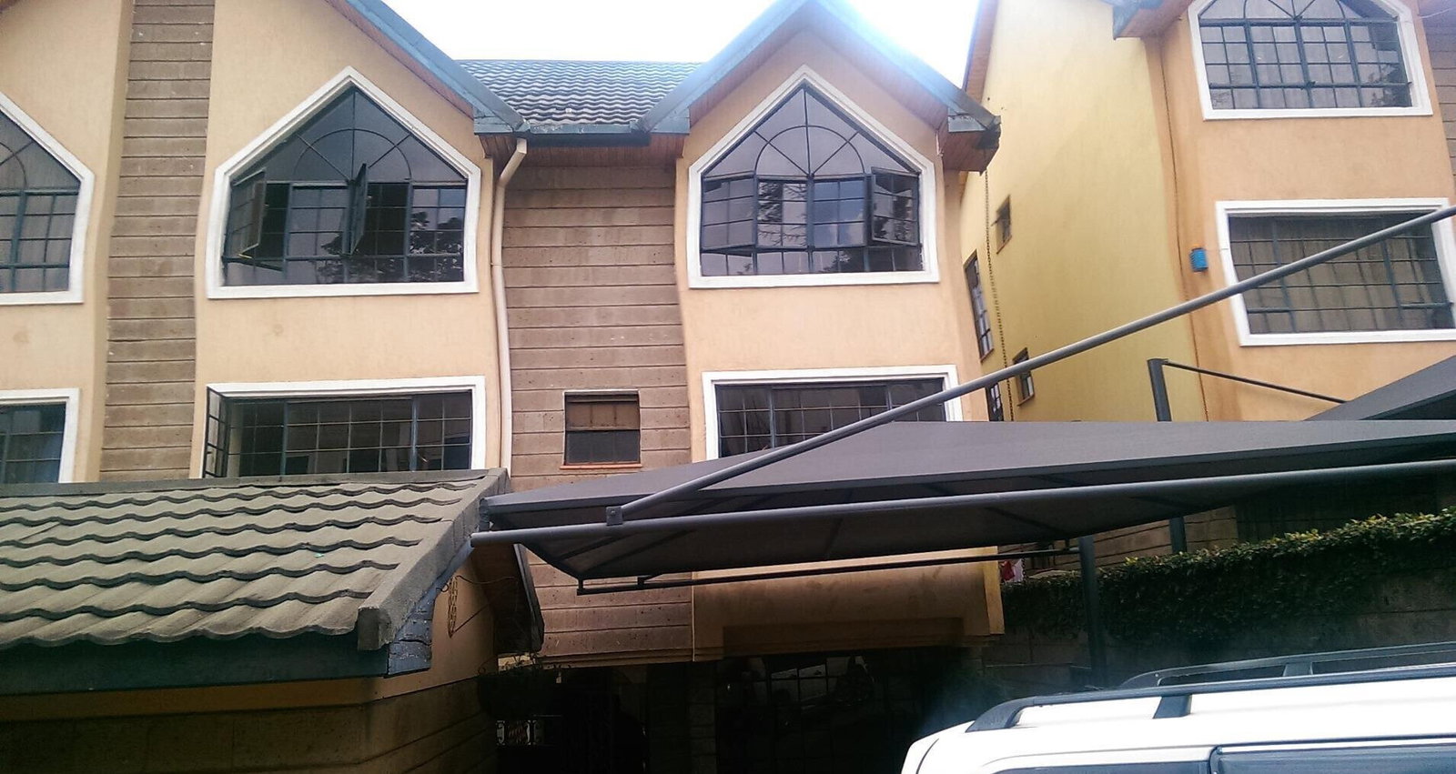 5BR Townhouse with Study & Jacuzzi on Quiet Lavington Lane