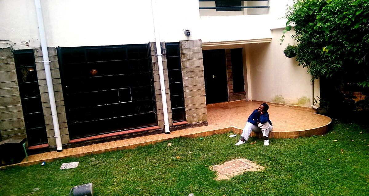 5BR Townhouse with Study & Jacuzzi on Quiet Lavington Lane