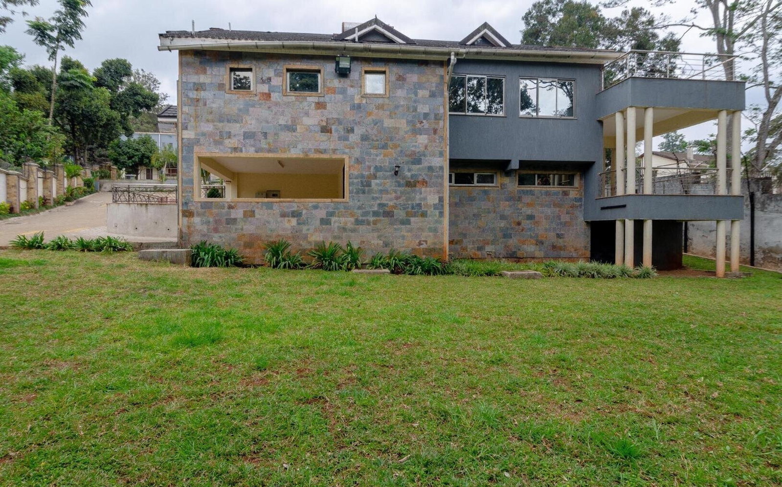 4 Ensuite Bedrooms, Guest Room & Pool - Parklands Townhouse
