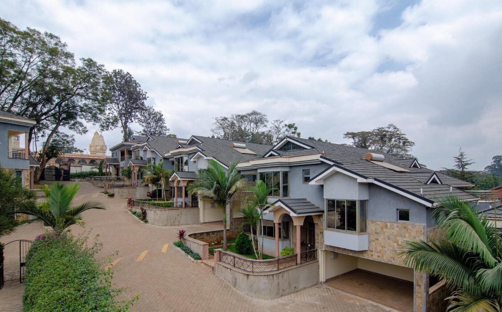 4 Ensuite Bedrooms, Guest Room & Pool - Parklands Townhouse