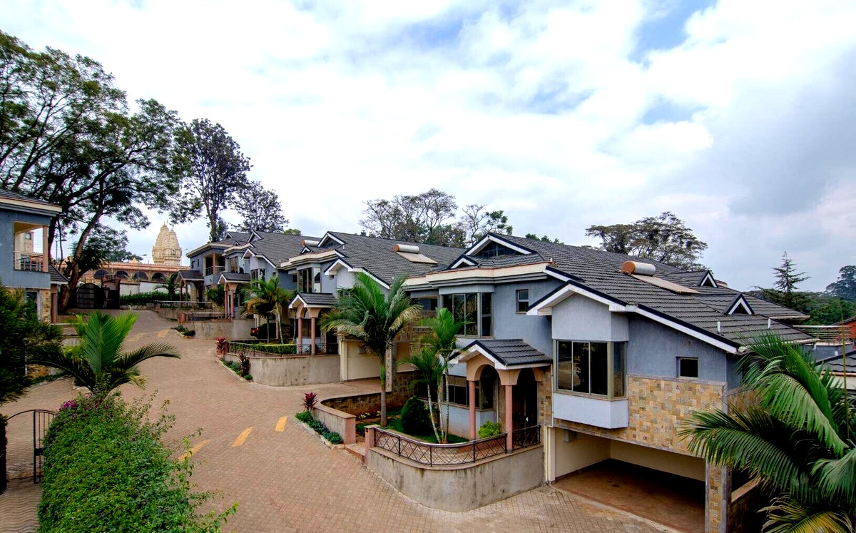 4 Ensuite Bedrooms, Guest Room & Pool - Parklands Townhouse