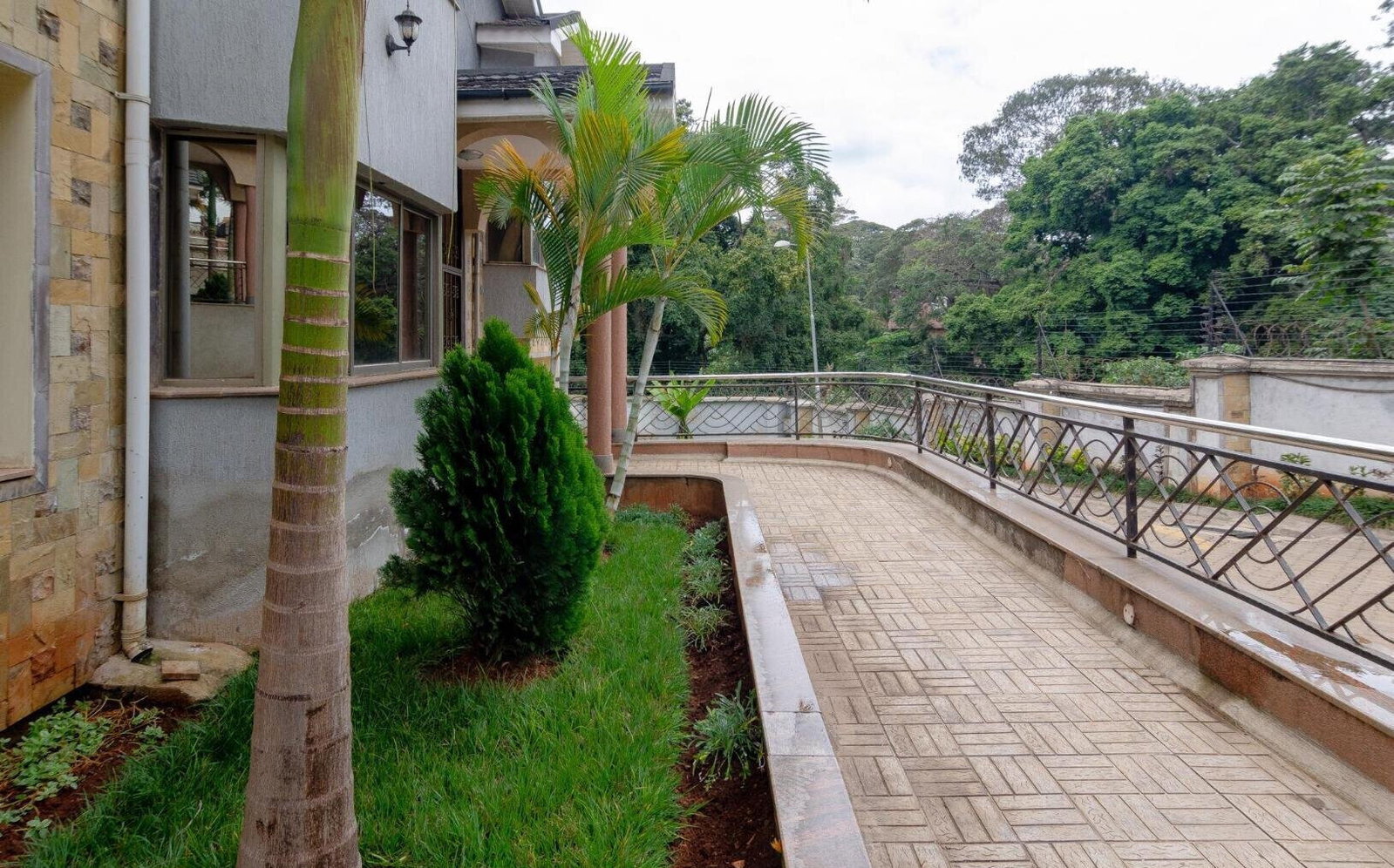 4 Ensuite Bedrooms, Guest Room & Pool - Parklands Townhouse