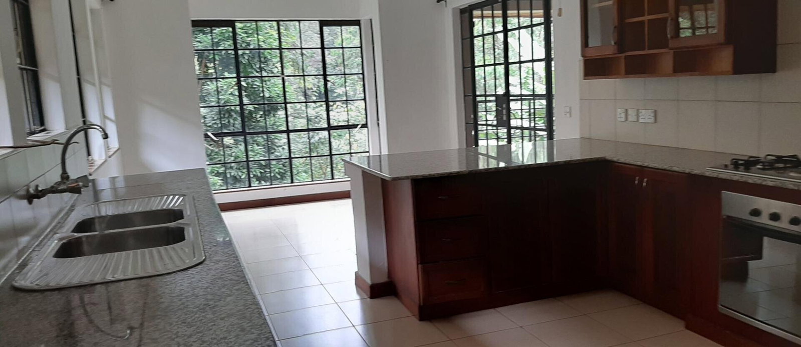 7-Bed Townhouse with River Frontage & Fireplace - Lower Kabete