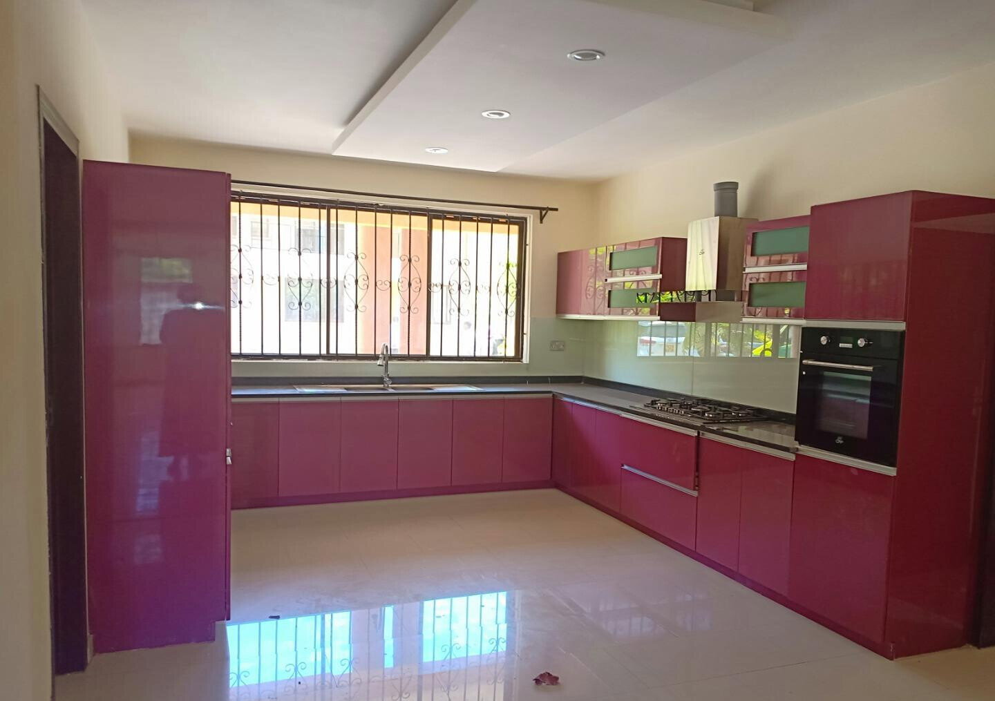 5-Ensuite Townhouse with Garden & Borehole - Westlands