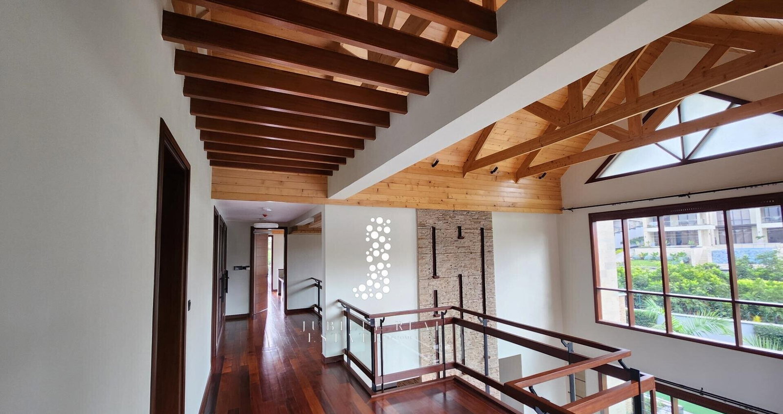 4BR Villa with Heated Pool, Guest Wing & Jacuzzi - Runda