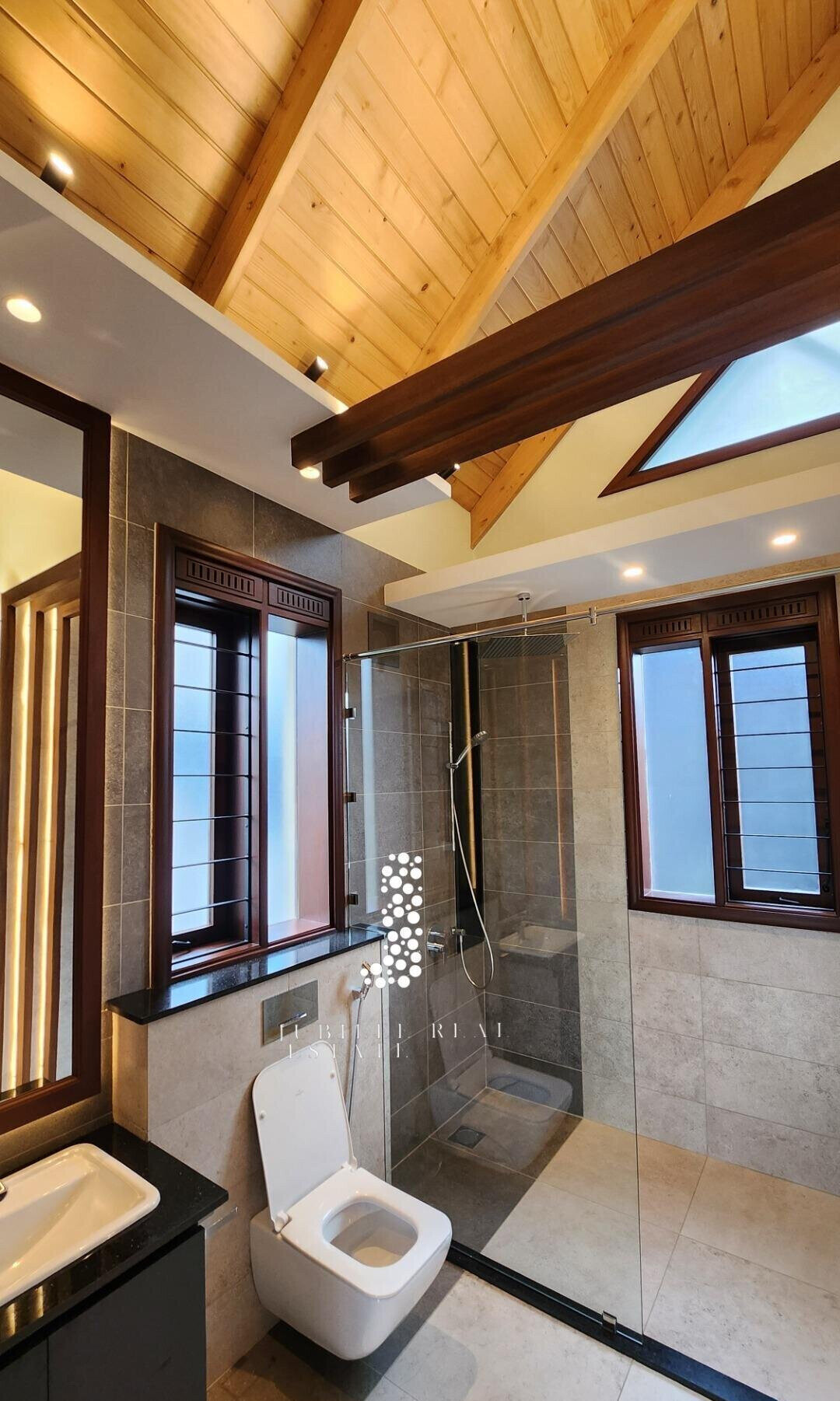 4BR Villa with Heated Pool, Guest Wing & Jacuzzi - Runda