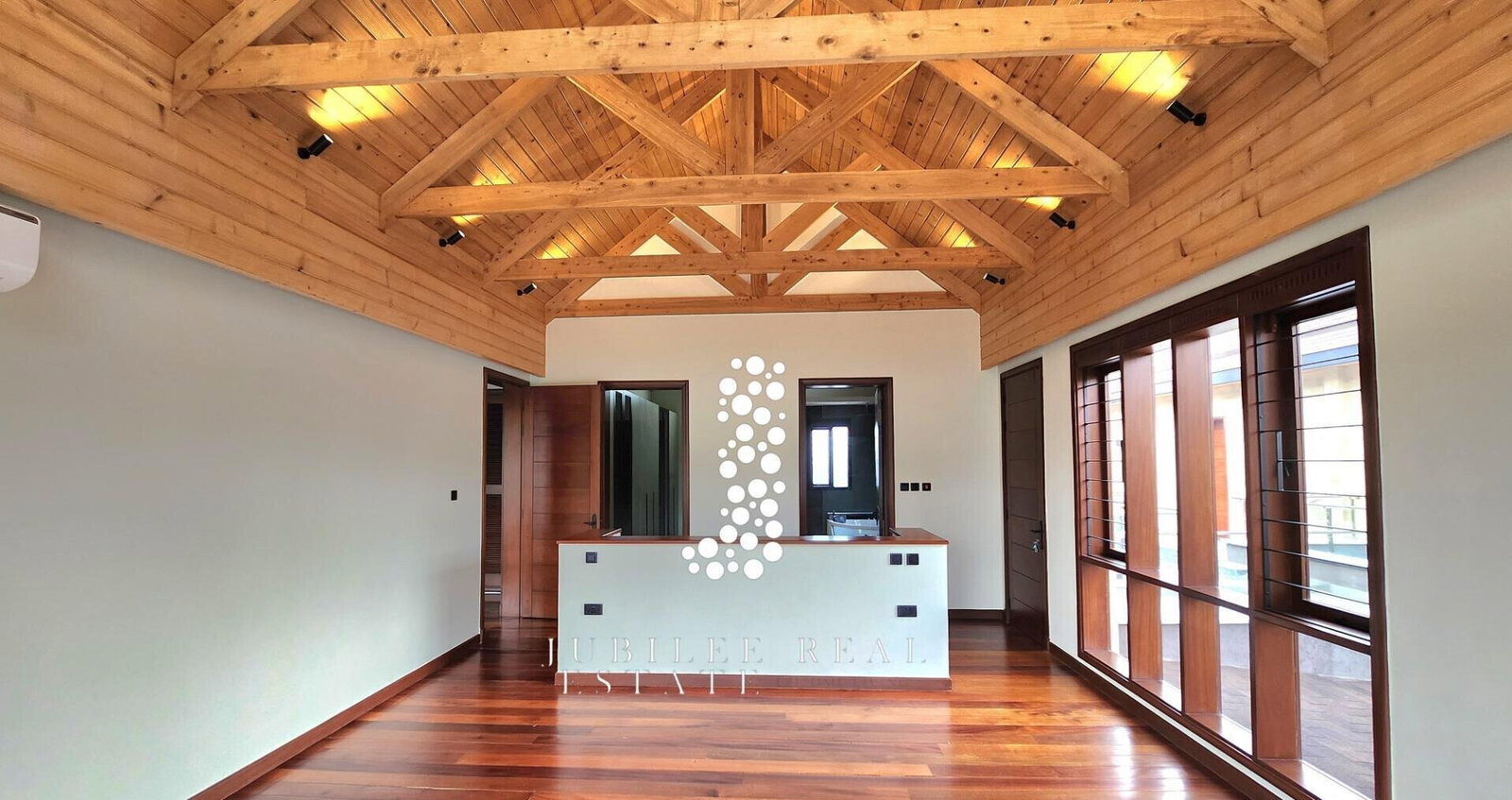4BR Villa with Heated Pool, Guest Wing & Jacuzzi - Runda