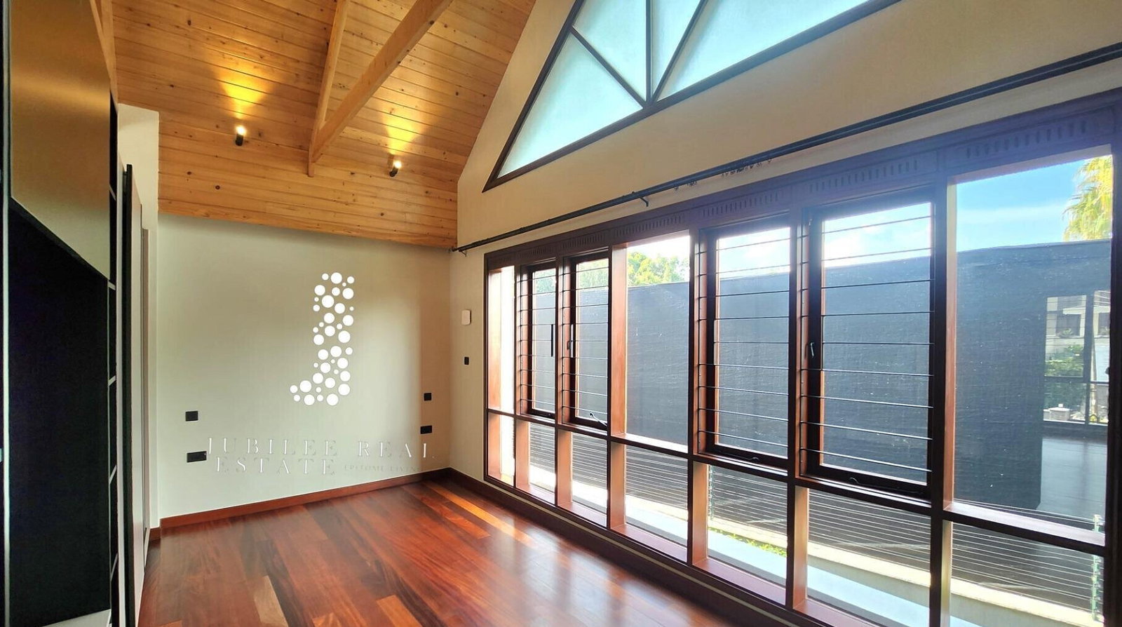 4BR Villa with Heated Pool, Guest Wing & Jacuzzi - Runda