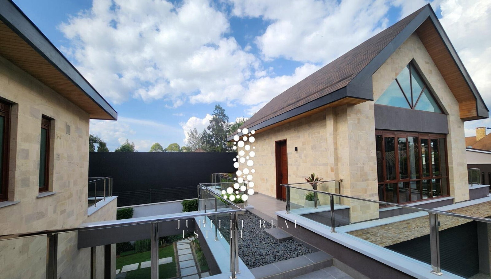 4BR Villa with Heated Pool, Guest Wing & Jacuzzi - Runda