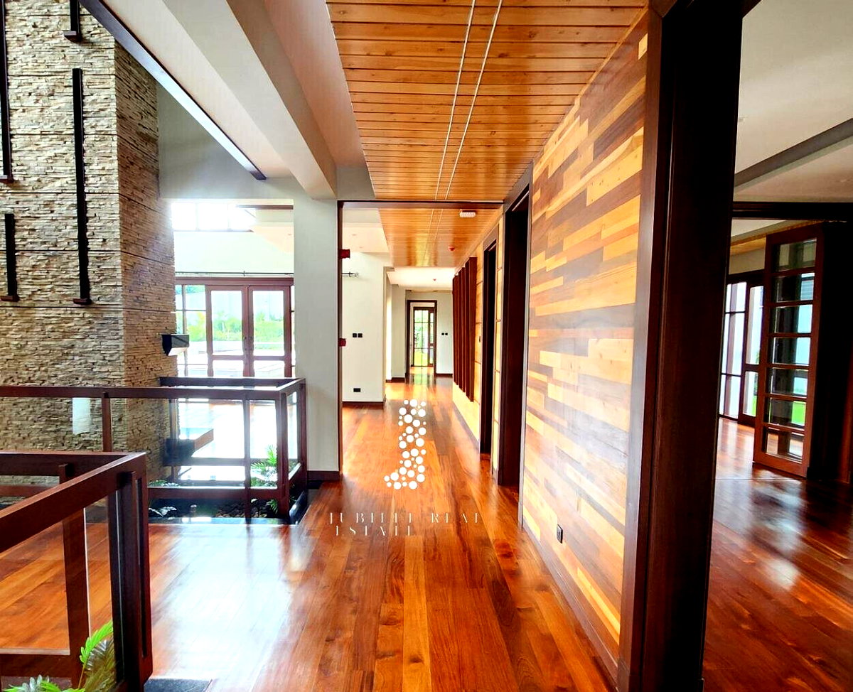 4BR Villa with Heated Pool, Guest Wing & Jacuzzi - Runda