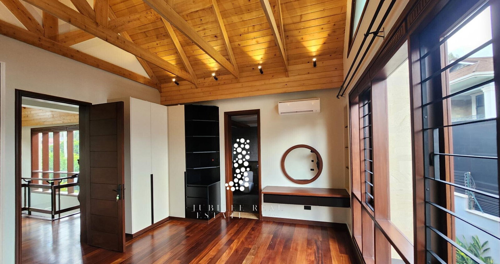4BR Villa with Heated Pool, Guest Wing & Jacuzzi - Runda