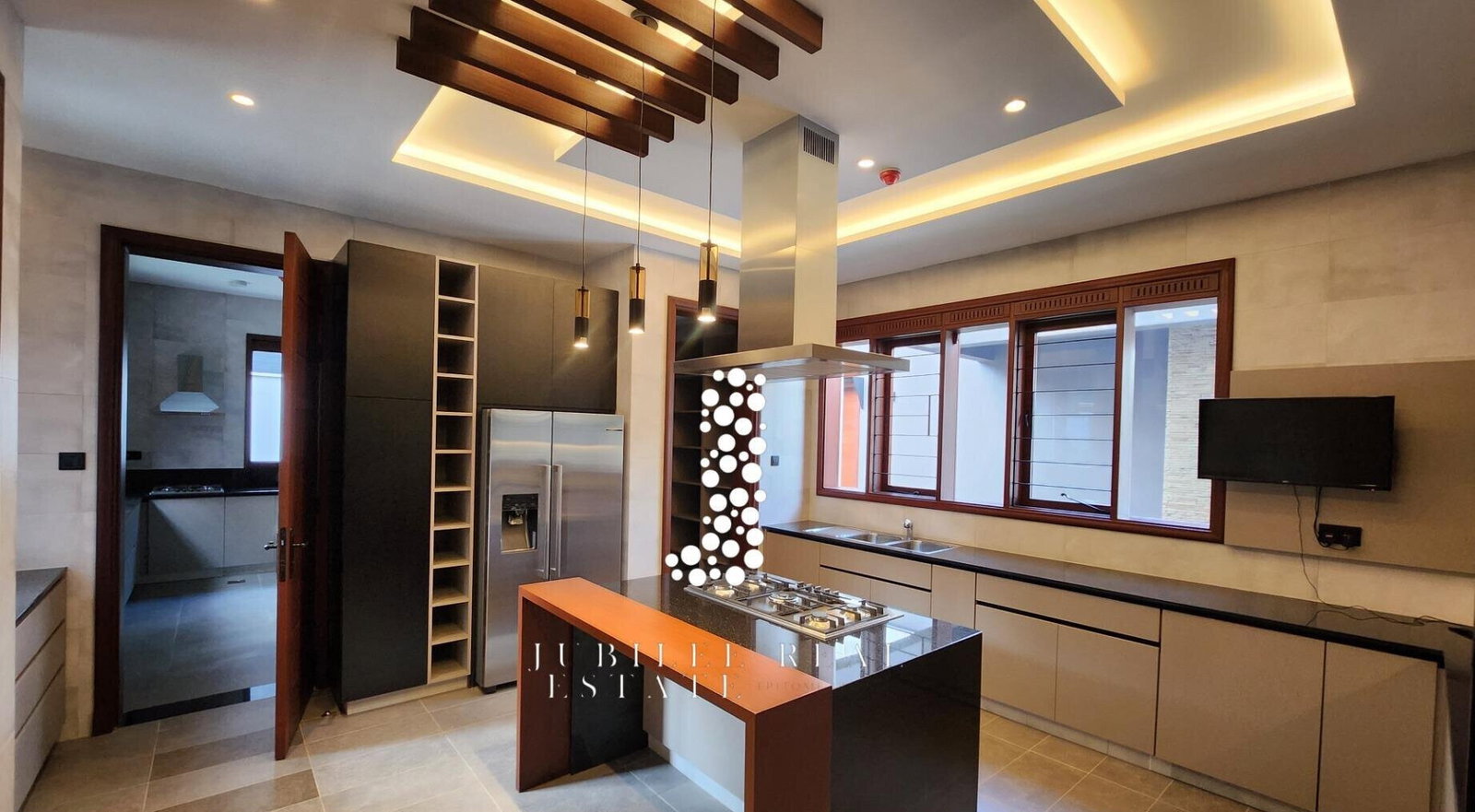 4BR Villa with Heated Pool, Guest Wing & Jacuzzi - Runda