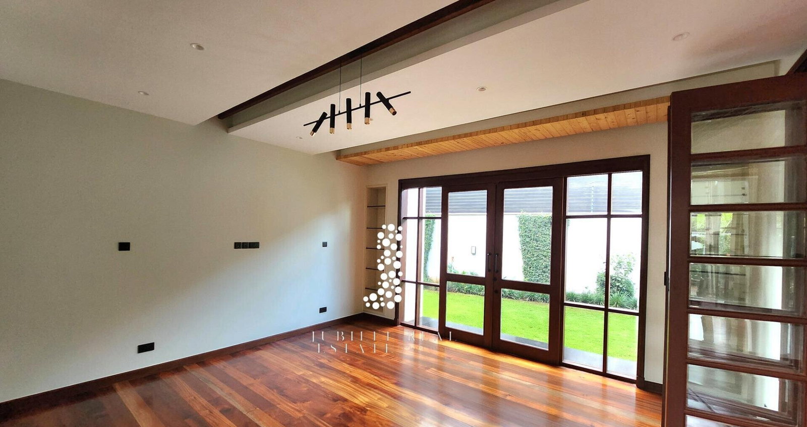 4BR Villa with Heated Pool, Guest Wing & Jacuzzi - Runda