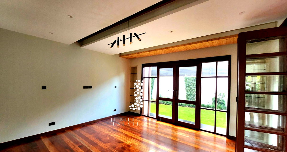 4BR Villa with Heated Pool, Guest Wing & Jacuzzi - Runda