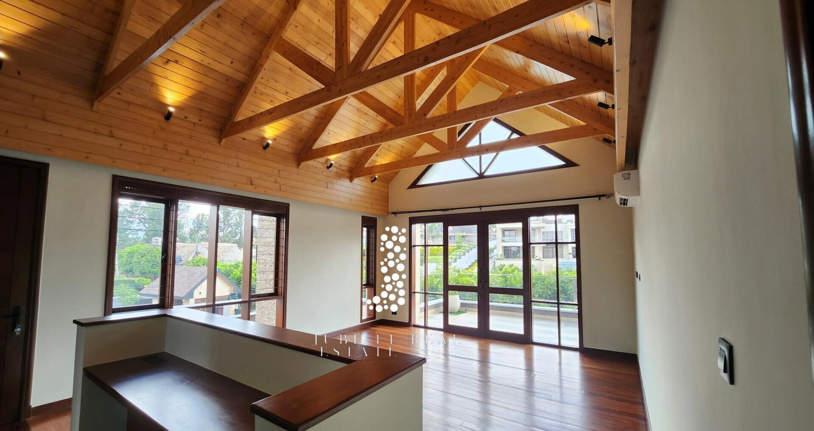 4BR Villa with Heated Pool, Guest Wing & Jacuzzi - Runda