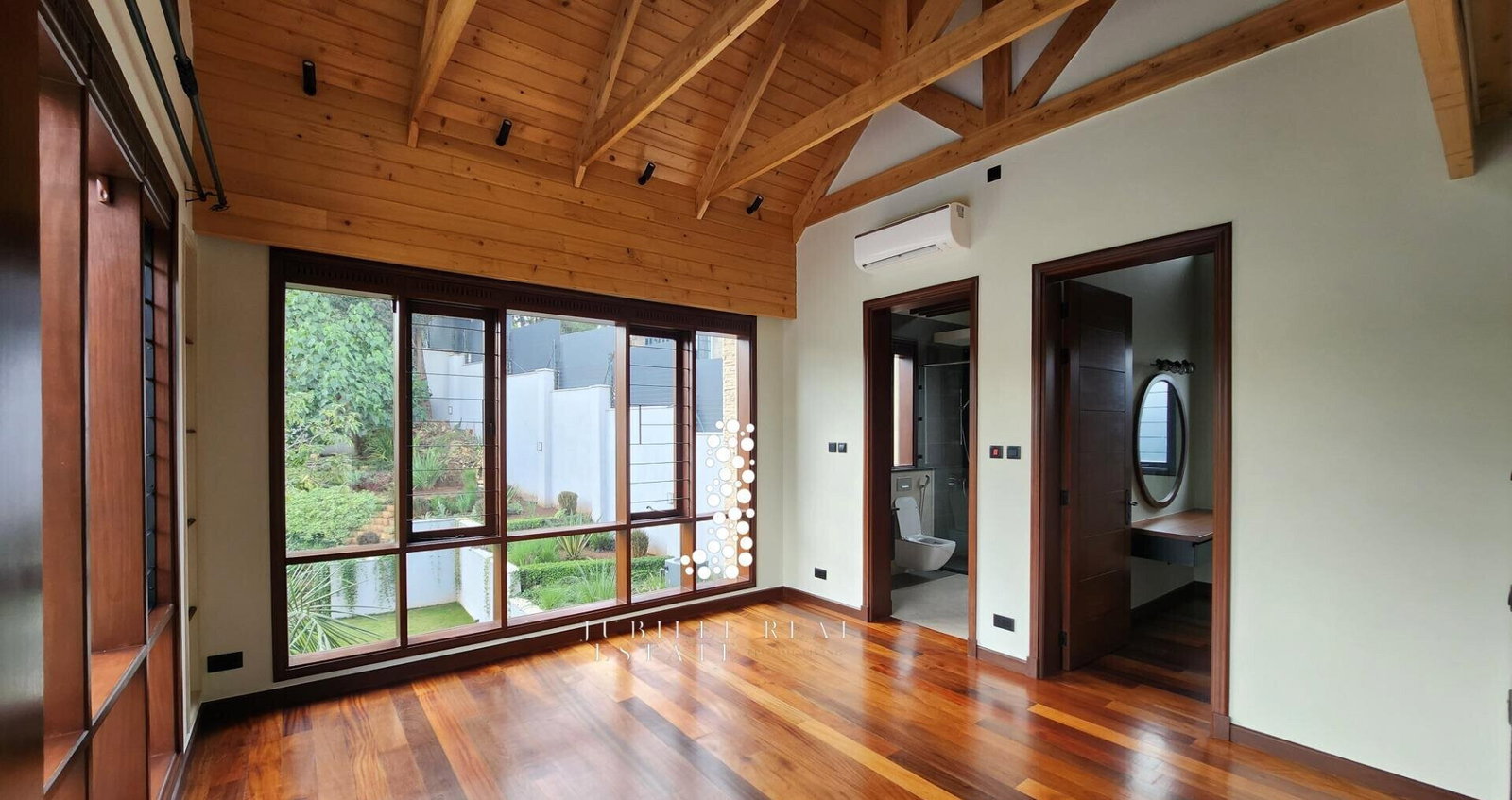 4BR Villa with Heated Pool, Guest Wing & Jacuzzi - Runda
