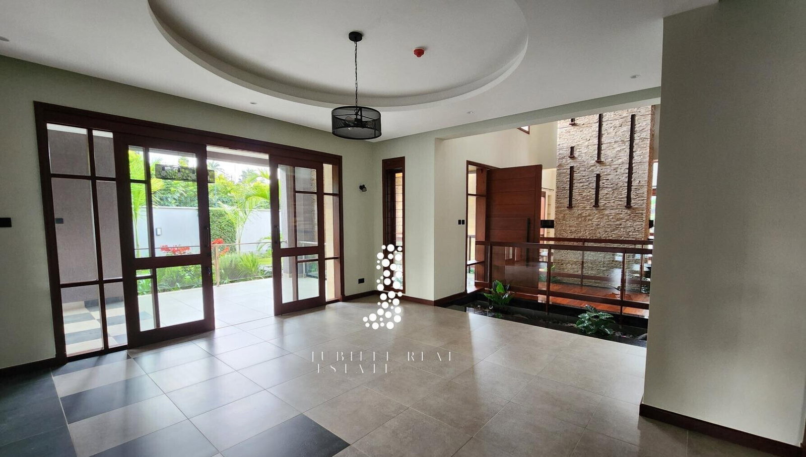 4BR Villa with Heated Pool, Guest Wing & Jacuzzi - Runda