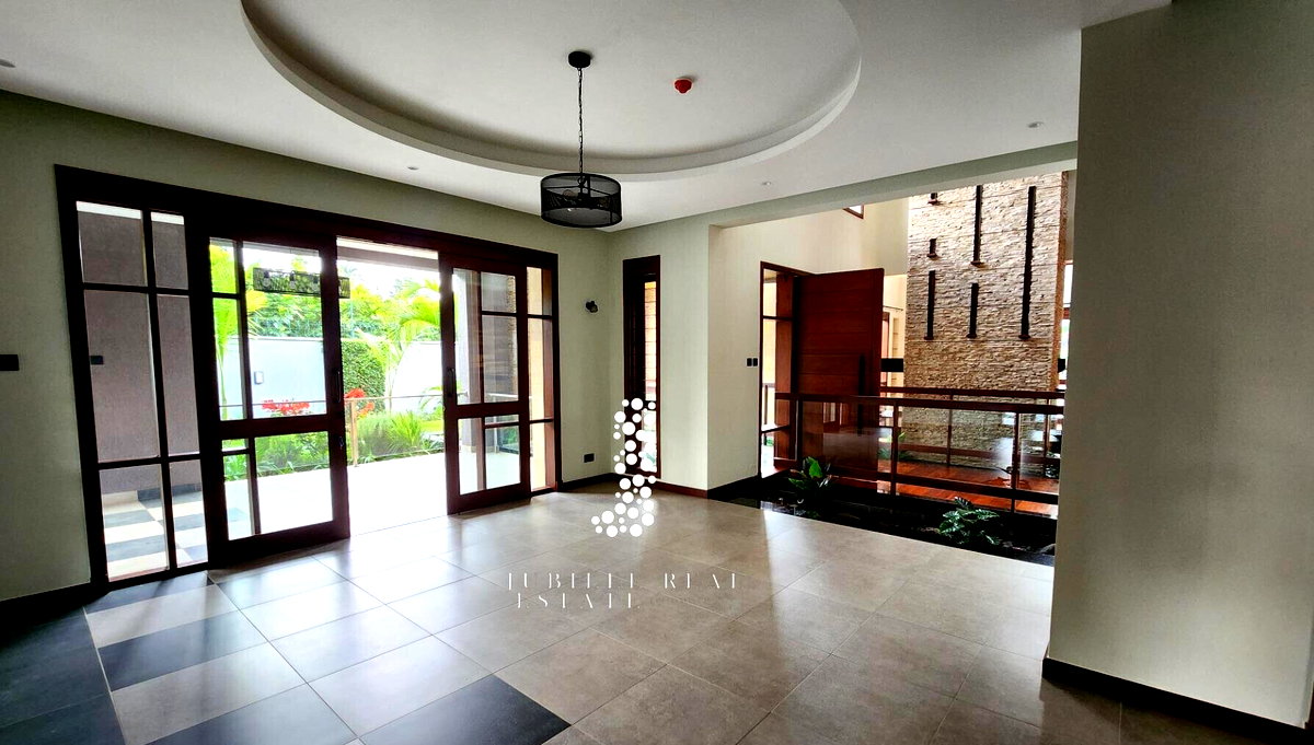 4BR Villa with Heated Pool, Guest Wing & Jacuzzi - Runda