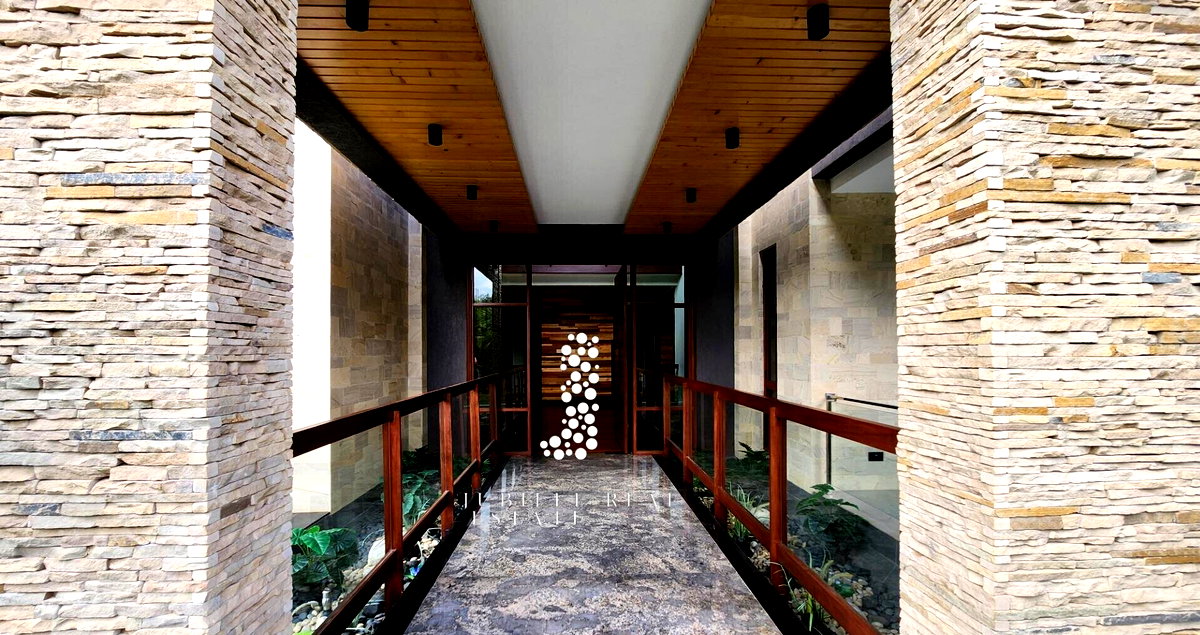 4BR Villa with Heated Pool, Guest Wing & Jacuzzi - Runda