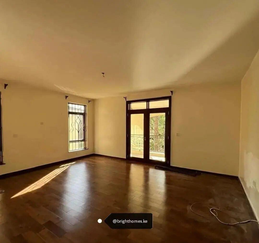 5-Ensuite Villa with DSQ & Front Garden - Lavington