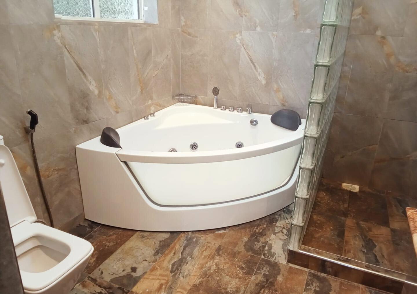 Spacious 4BR Home with Garden