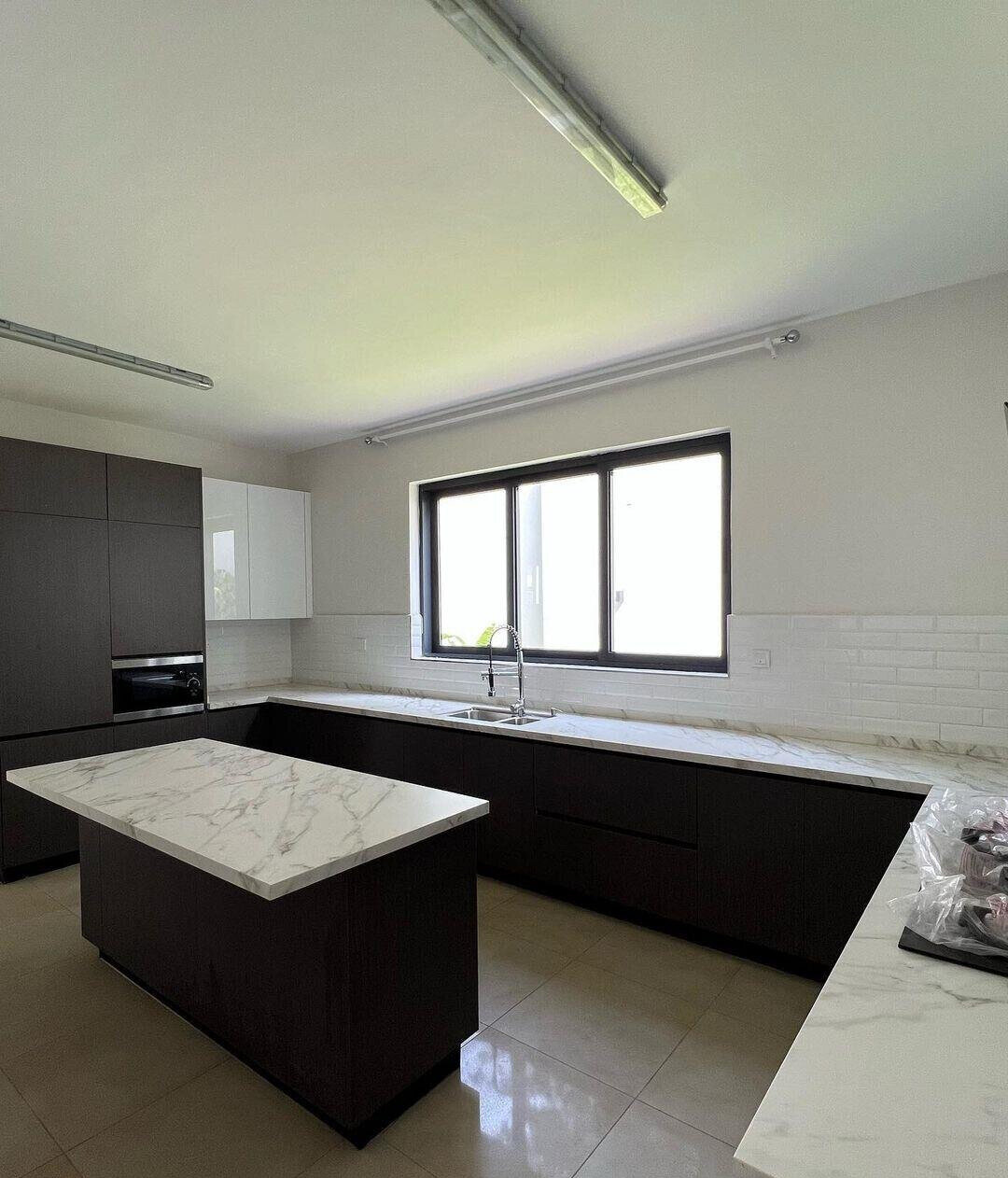 5-Ensuite Townhouse with Rooftop BBQ & Private Garden - Lavington