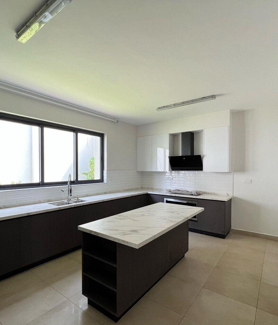 5-Ensuite Townhouse with Rooftop BBQ & Private Garden - Lavington