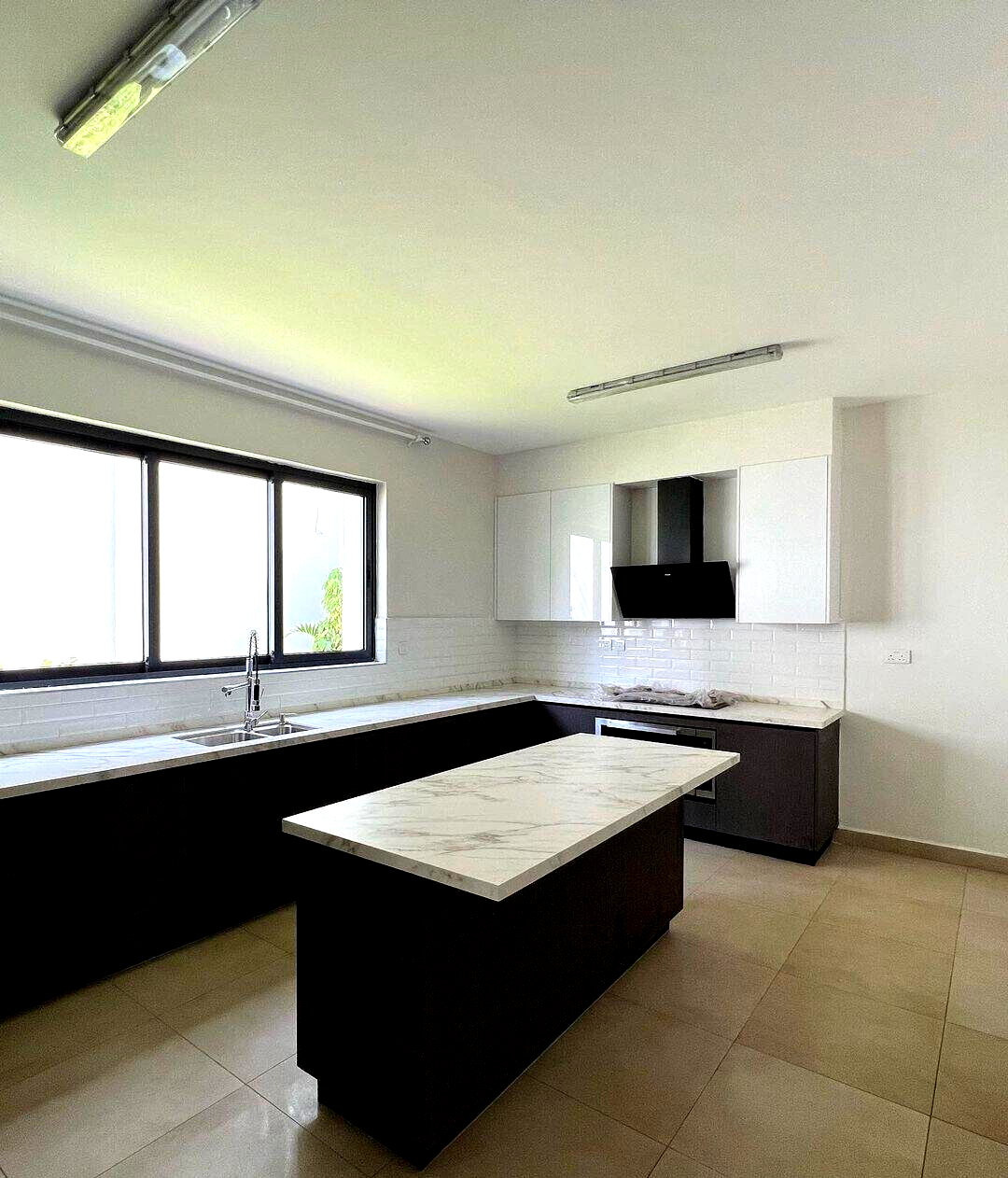 5-Ensuite Townhouse with Rooftop BBQ & Private Garden - Lavington
