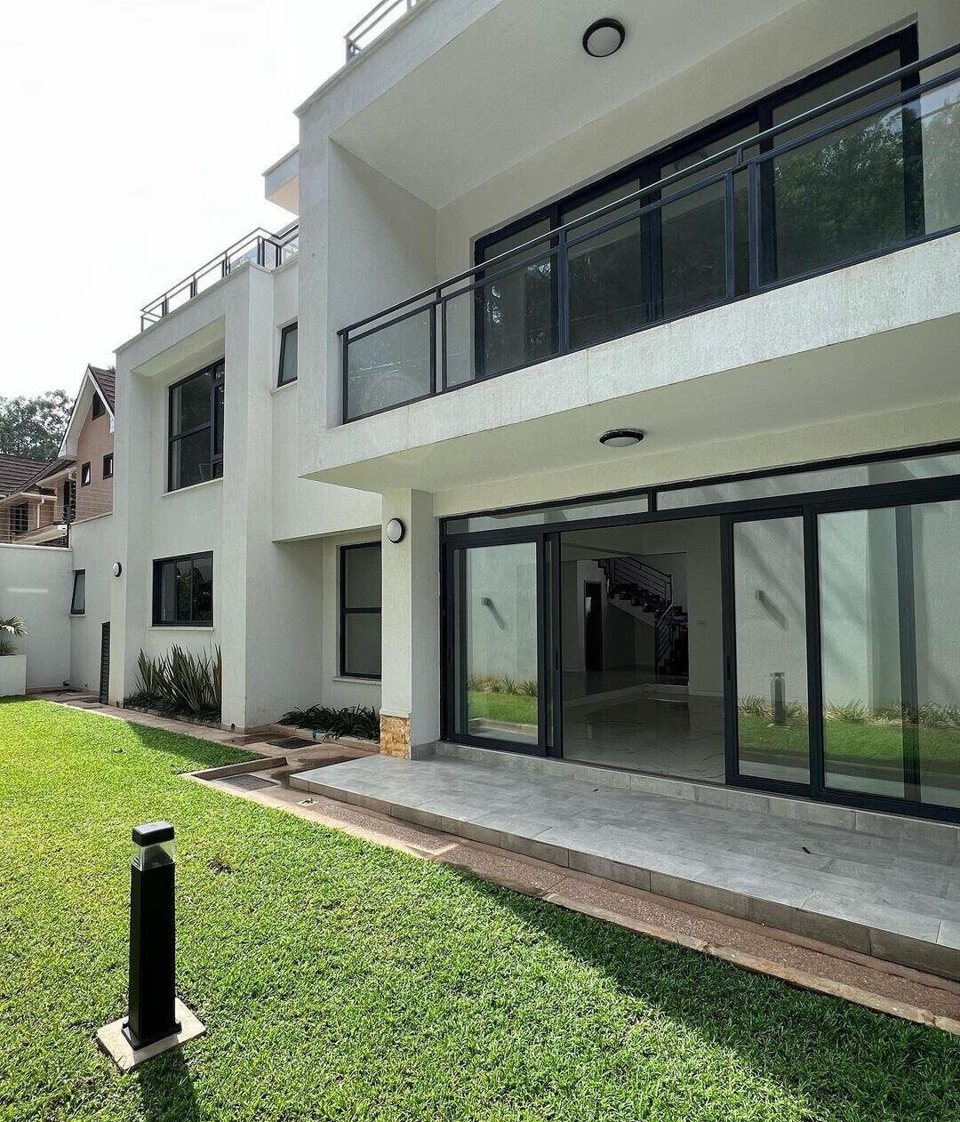 5-Ensuite Townhouse with Rooftop BBQ & Private Garden - Lavington