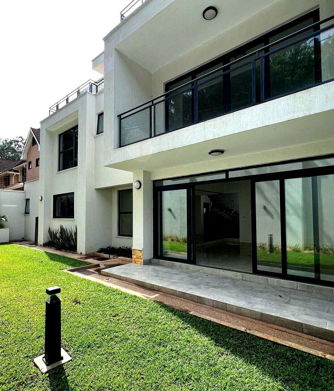 5-Ensuite Townhouse with Rooftop BBQ & Private Garden - Lavington