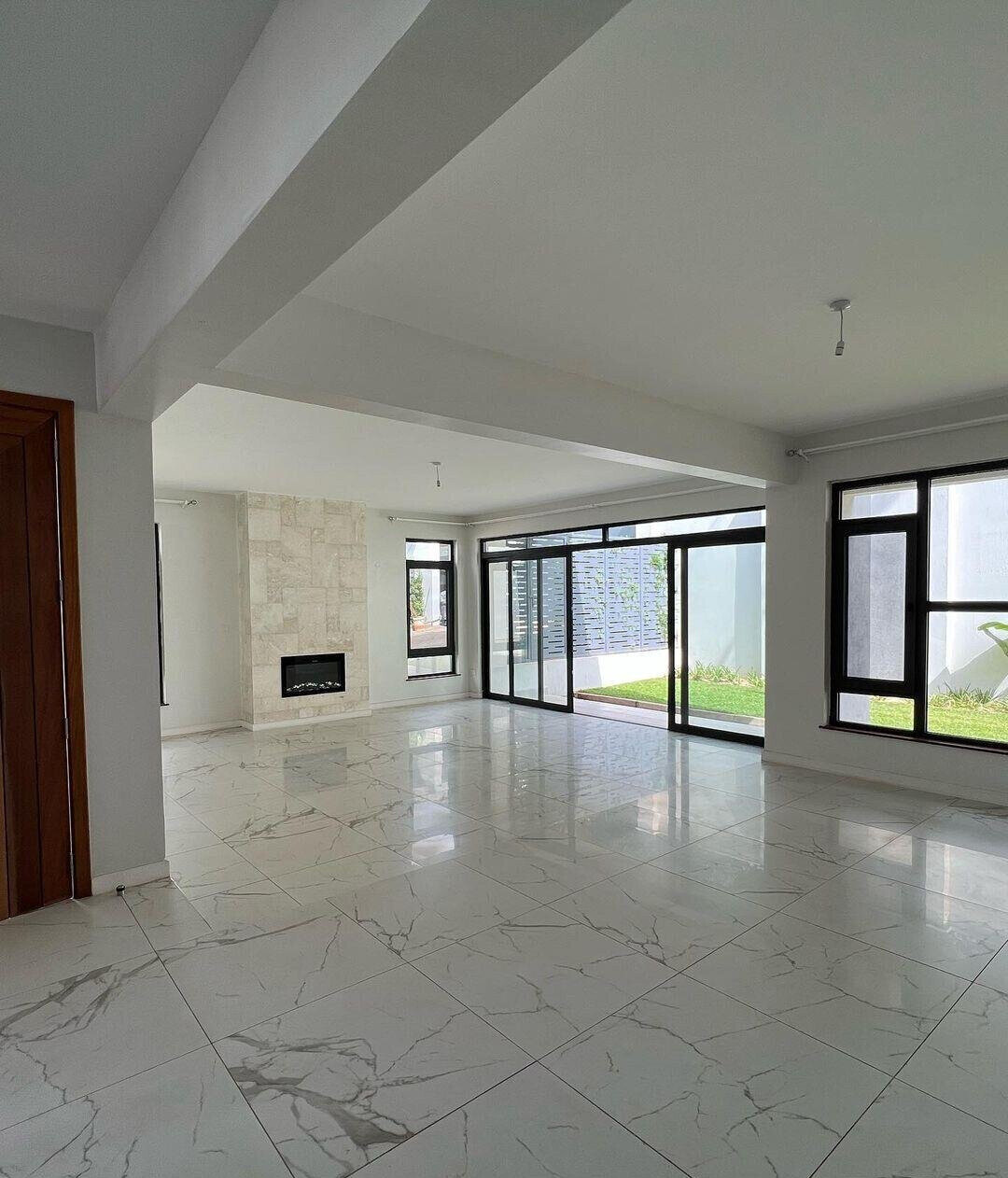 5-Ensuite Townhouse with Rooftop BBQ & Private Garden - Lavington