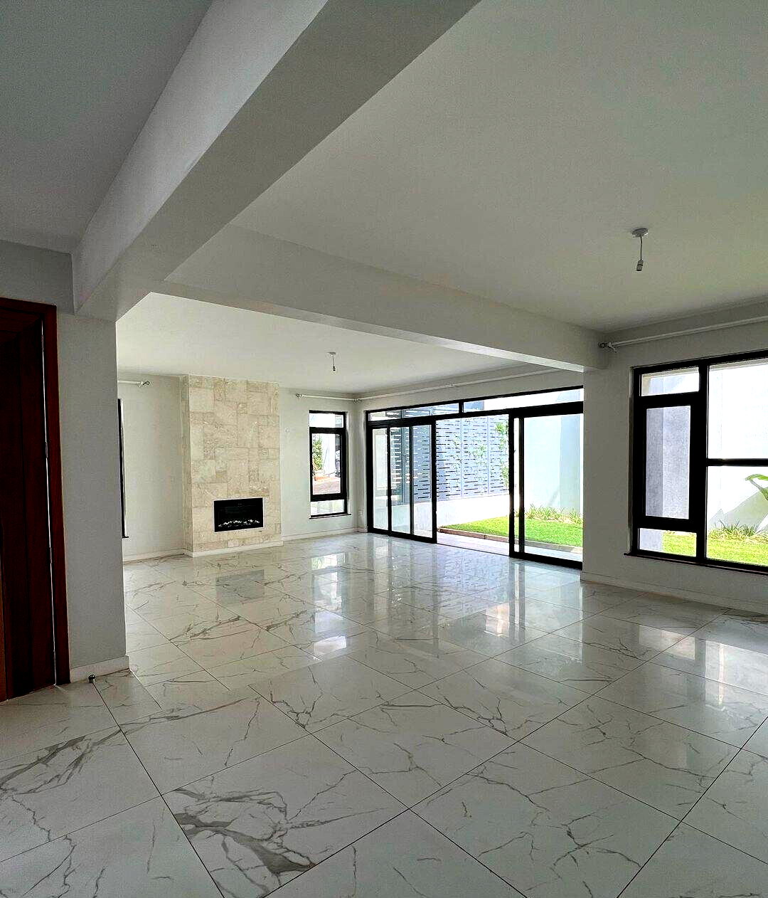 5-Ensuite Townhouse with Rooftop BBQ & Private Garden - Lavington