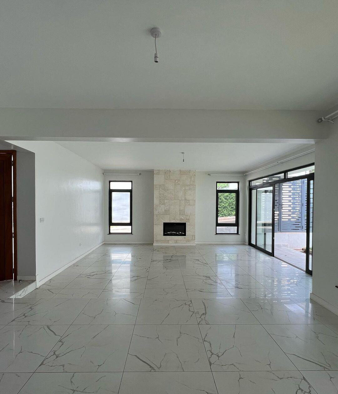 5-Ensuite Townhouse with Rooftop BBQ & Private Garden - Lavington
