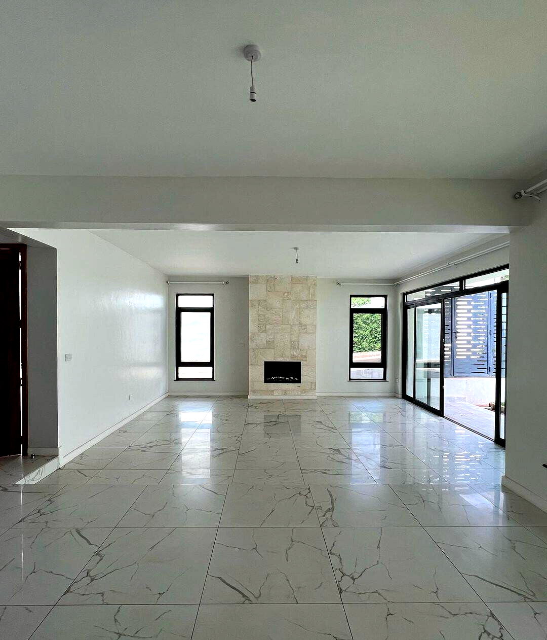5-Ensuite Townhouse with Rooftop BBQ & Private Garden - Lavington