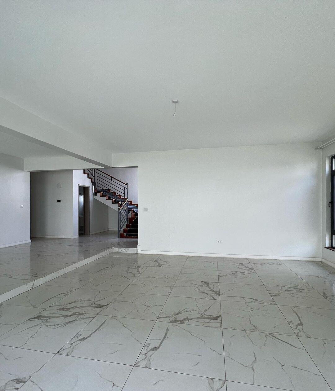 5-Ensuite Townhouse with Rooftop BBQ & Private Garden - Lavington