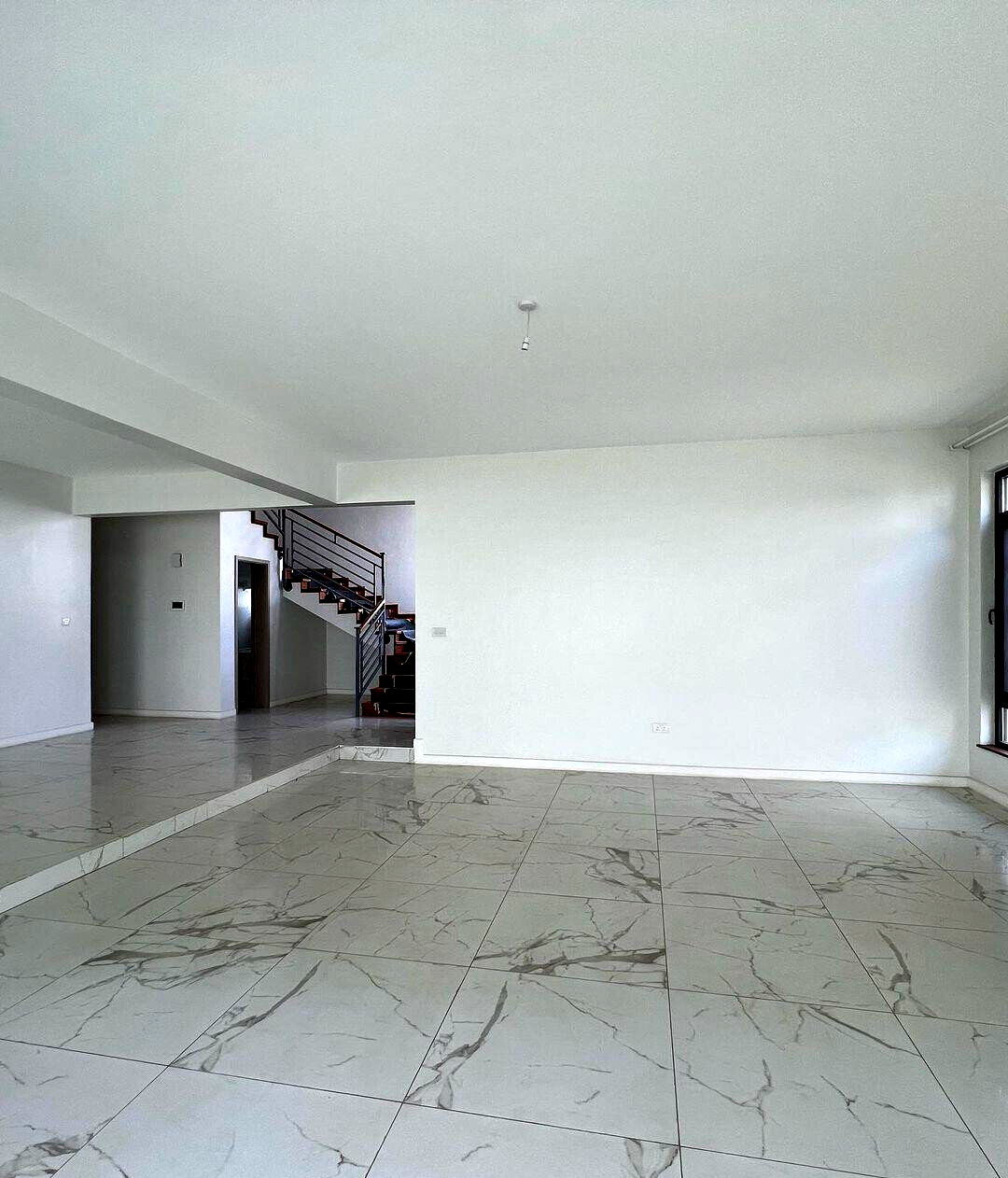 5-Ensuite Townhouse with Rooftop BBQ & Private Garden - Lavington