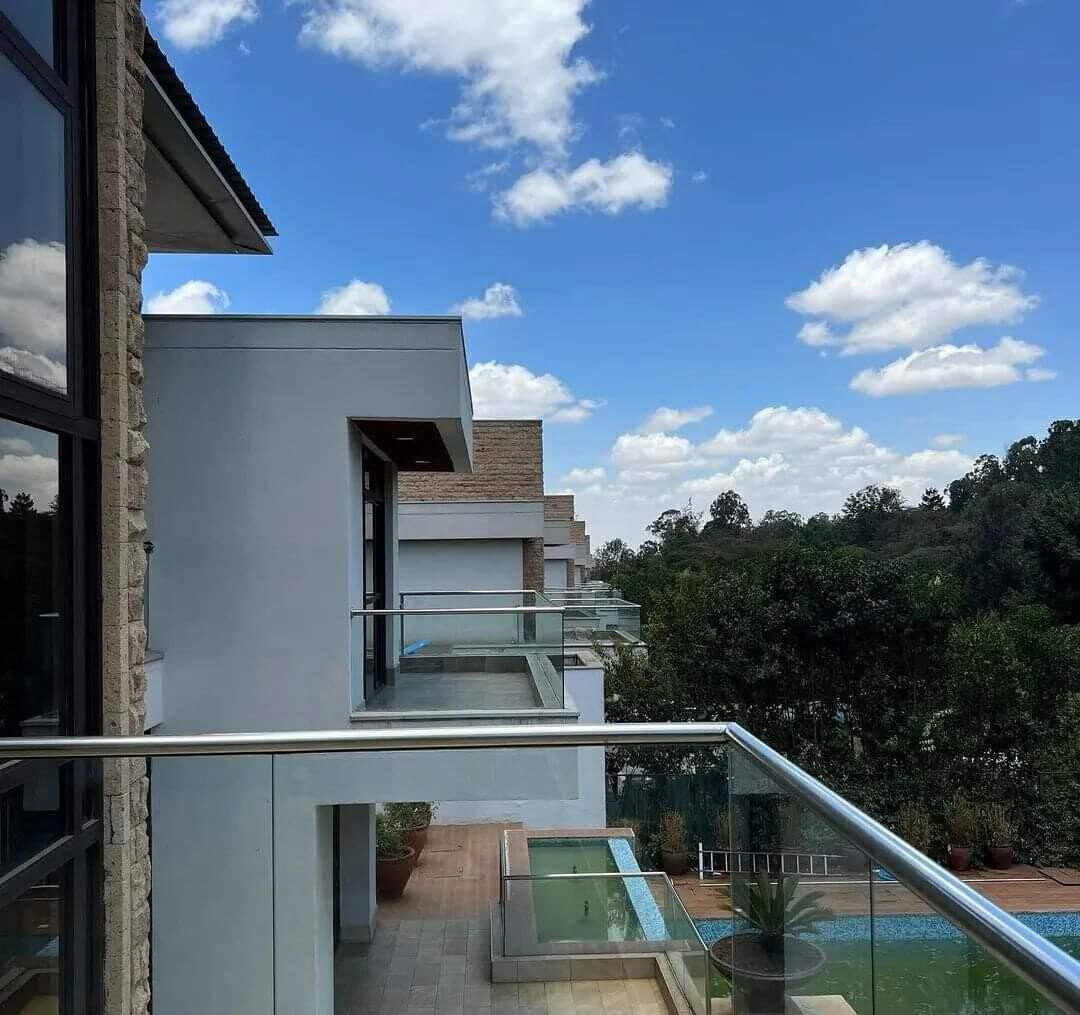 Half-Acre Townhouse with Pool, Gym & Antique Room – Karen