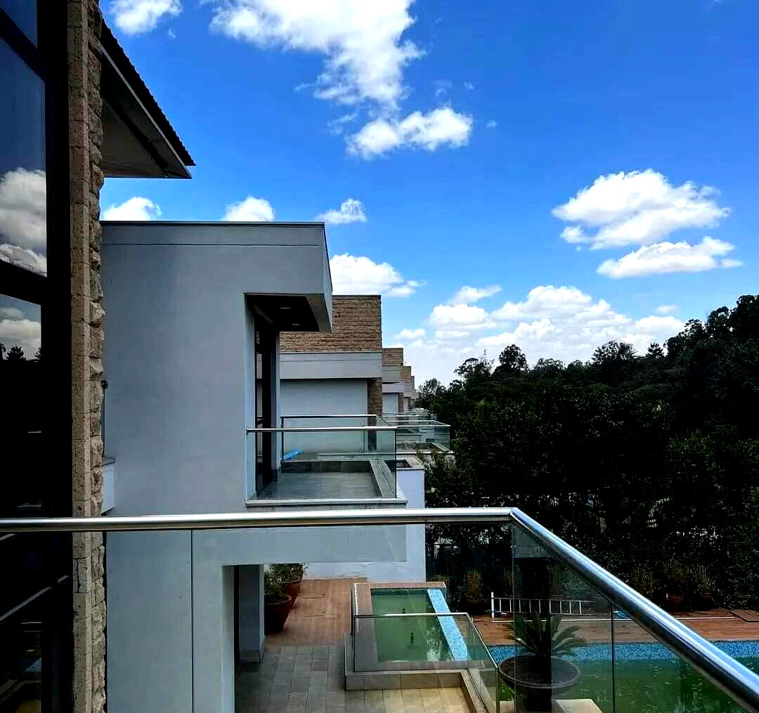 Half-Acre Townhouse with Pool, Gym & Antique Room – Karen