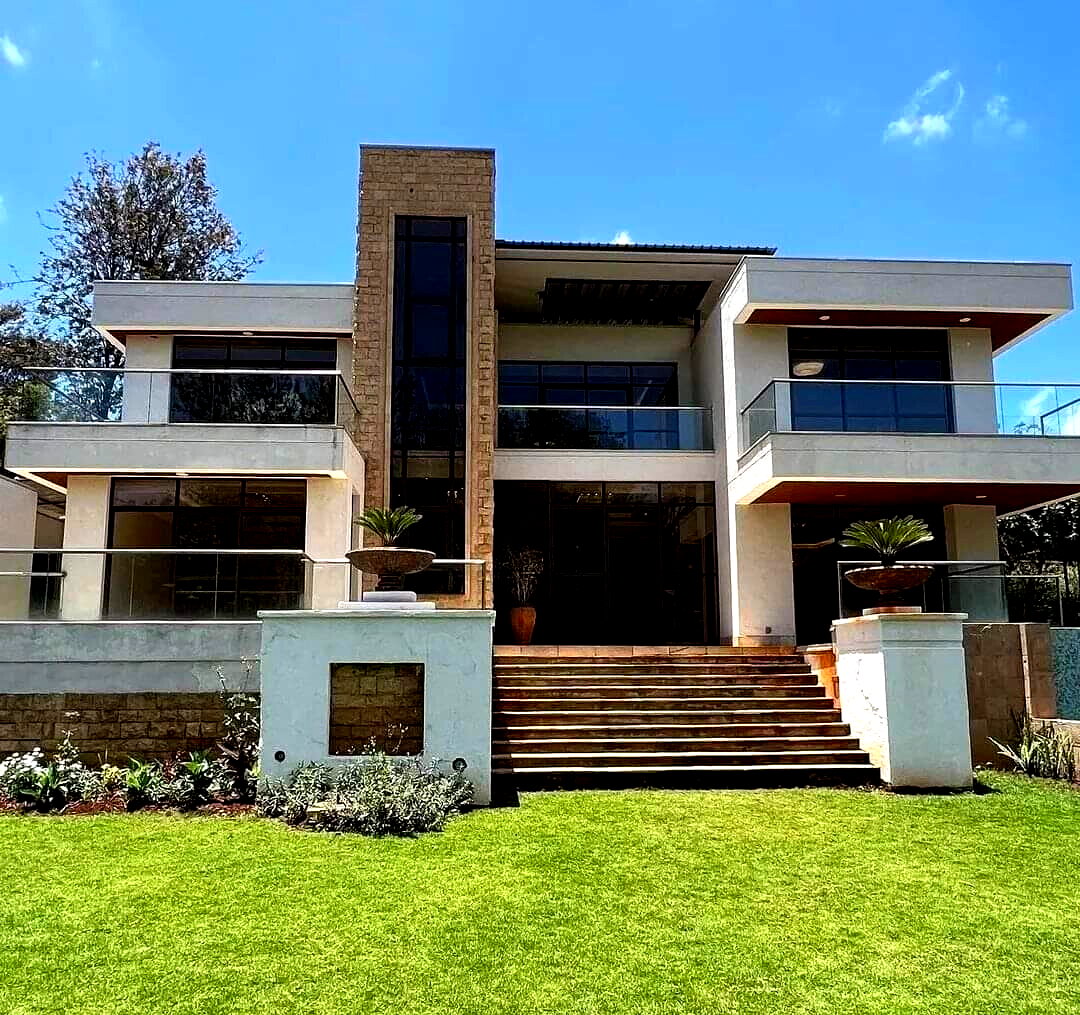Half-Acre Townhouse with Pool, Gym & Antique Room – Karen