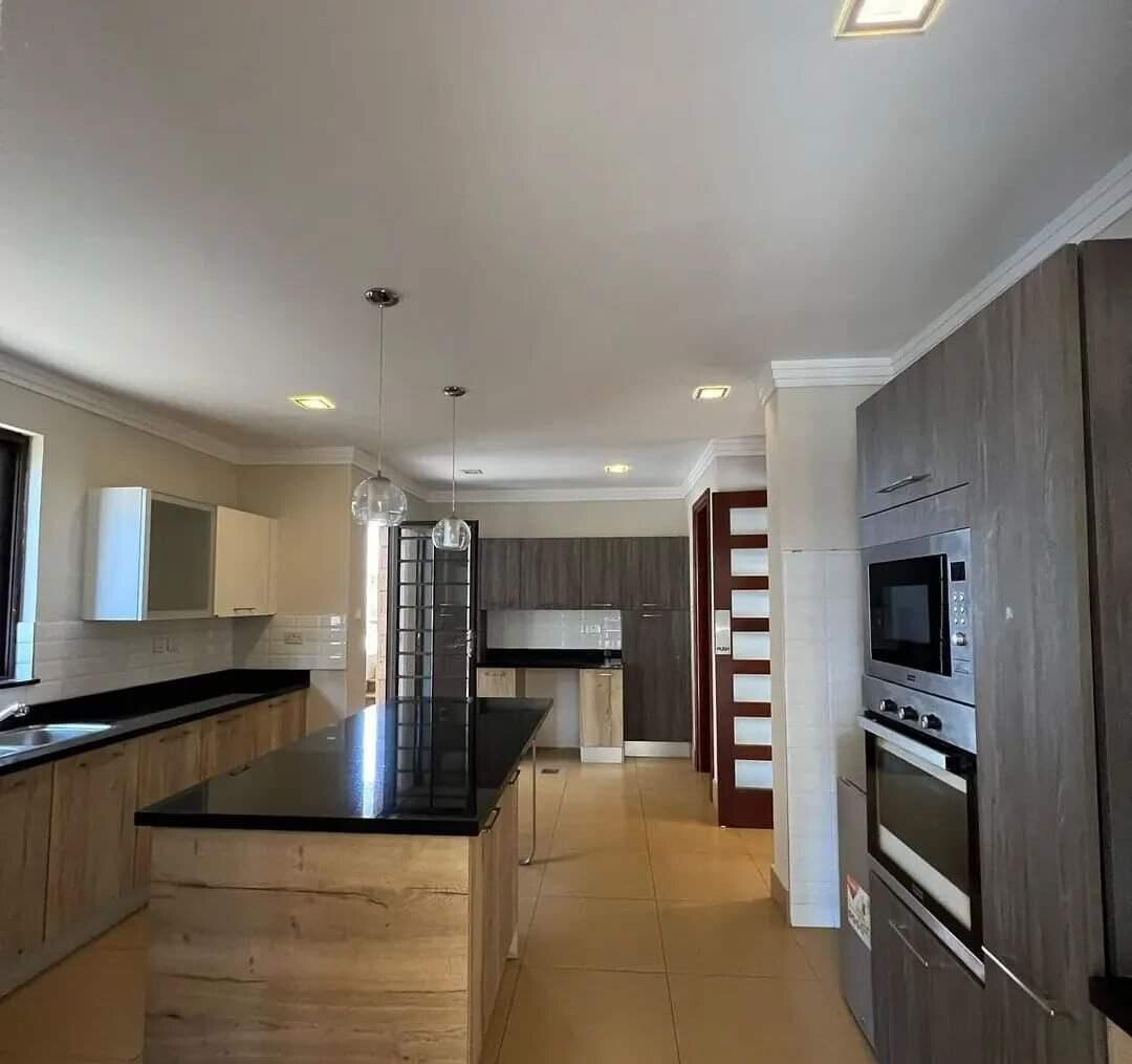 Half-Acre Townhouse with Pool, Gym & Antique Room – Karen