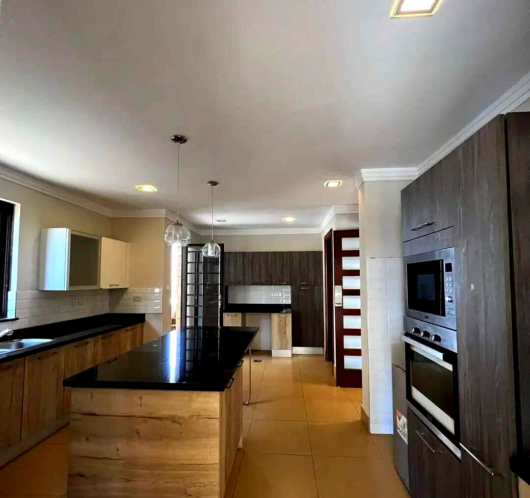 Half-Acre Townhouse with Pool, Gym & Antique Room – Karen