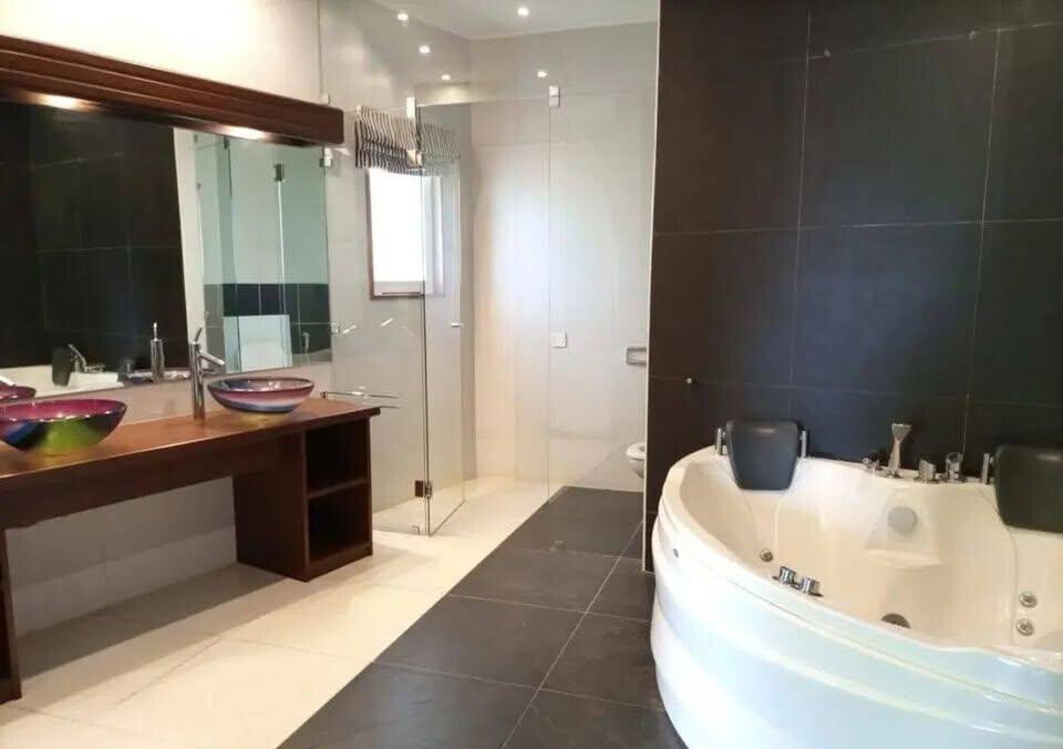 UN-Approved 4BR Townhouse on Half-Acre with Pool & Gym - Kitisuru