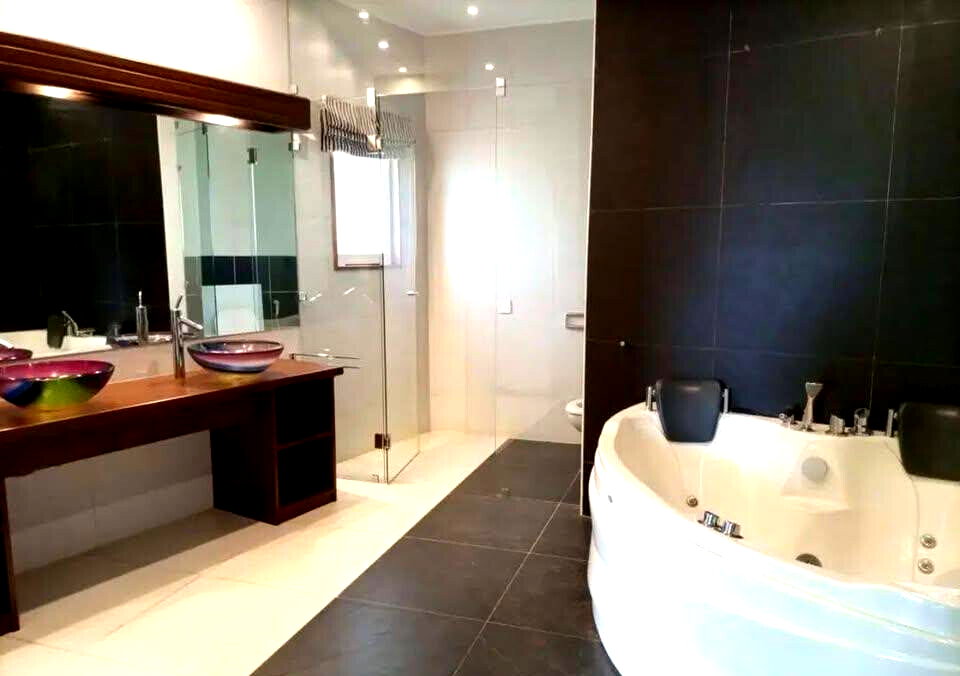 UN-Approved 4BR Townhouse on Half-Acre with Pool & Gym - Kitisuru