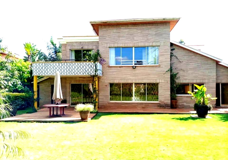 UN-Approved 4BR Townhouse on Half-Acre with Pool & Gym - Kitisuru