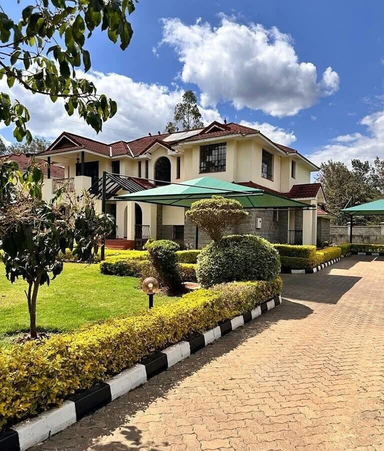 4-Ensuite Townhouse on Half-Acre with DSQ – Karen