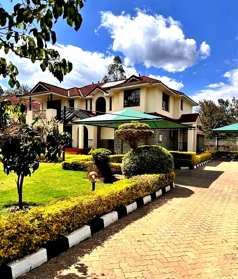 4-Ensuite Townhouse on Half-Acre with DSQ – Karen