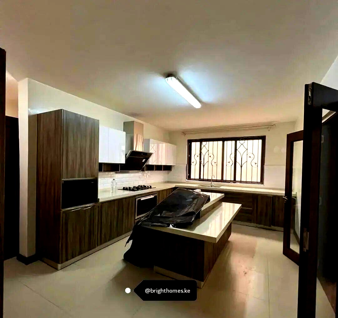Modern 5-Ensuite Villa with DSQ & Front Garden - Lavington